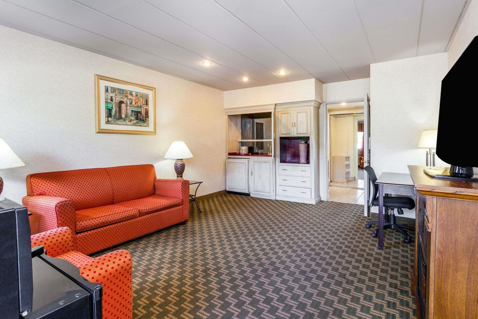 Days Inn & Suites By Wyndham Roseville/Detroit Area Εξωτερικό φωτογραφία