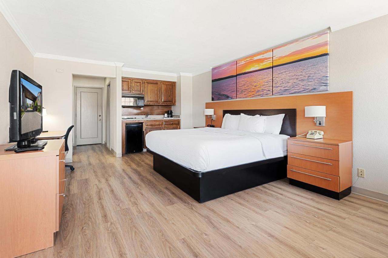 Days Inn & Suites By Wyndham Roseville/Detroit Area Εξωτερικό φωτογραφία