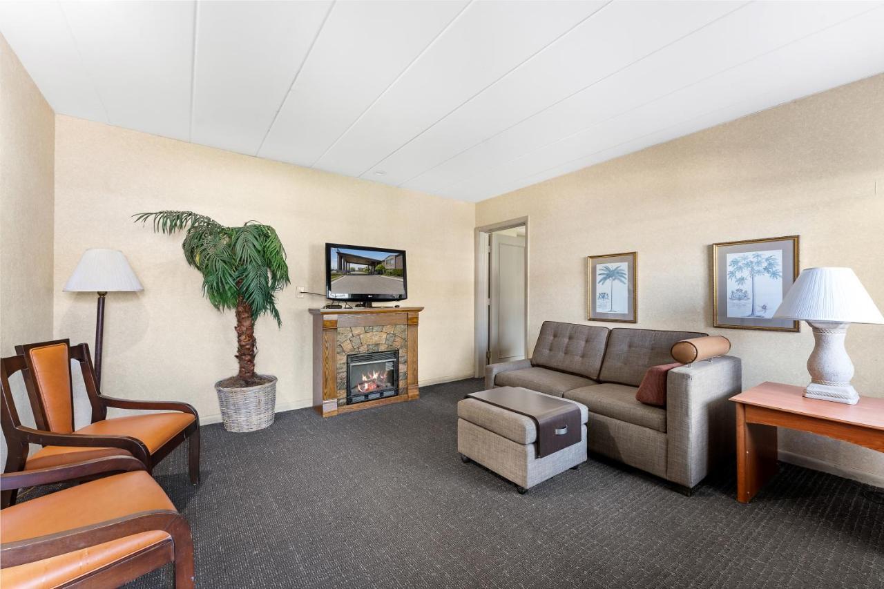 Days Inn & Suites By Wyndham Roseville/Detroit Area Εξωτερικό φωτογραφία