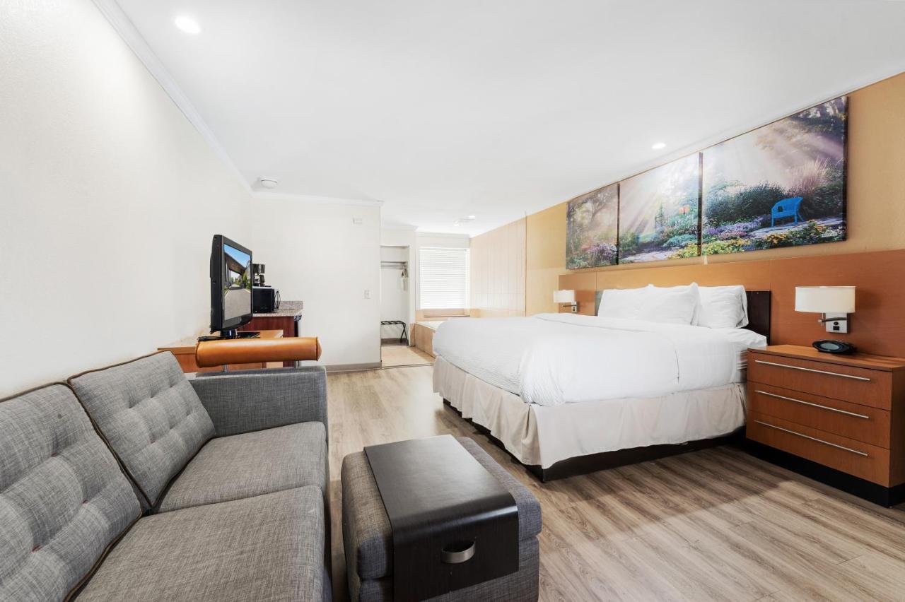 Days Inn & Suites By Wyndham Roseville/Detroit Area Εξωτερικό φωτογραφία