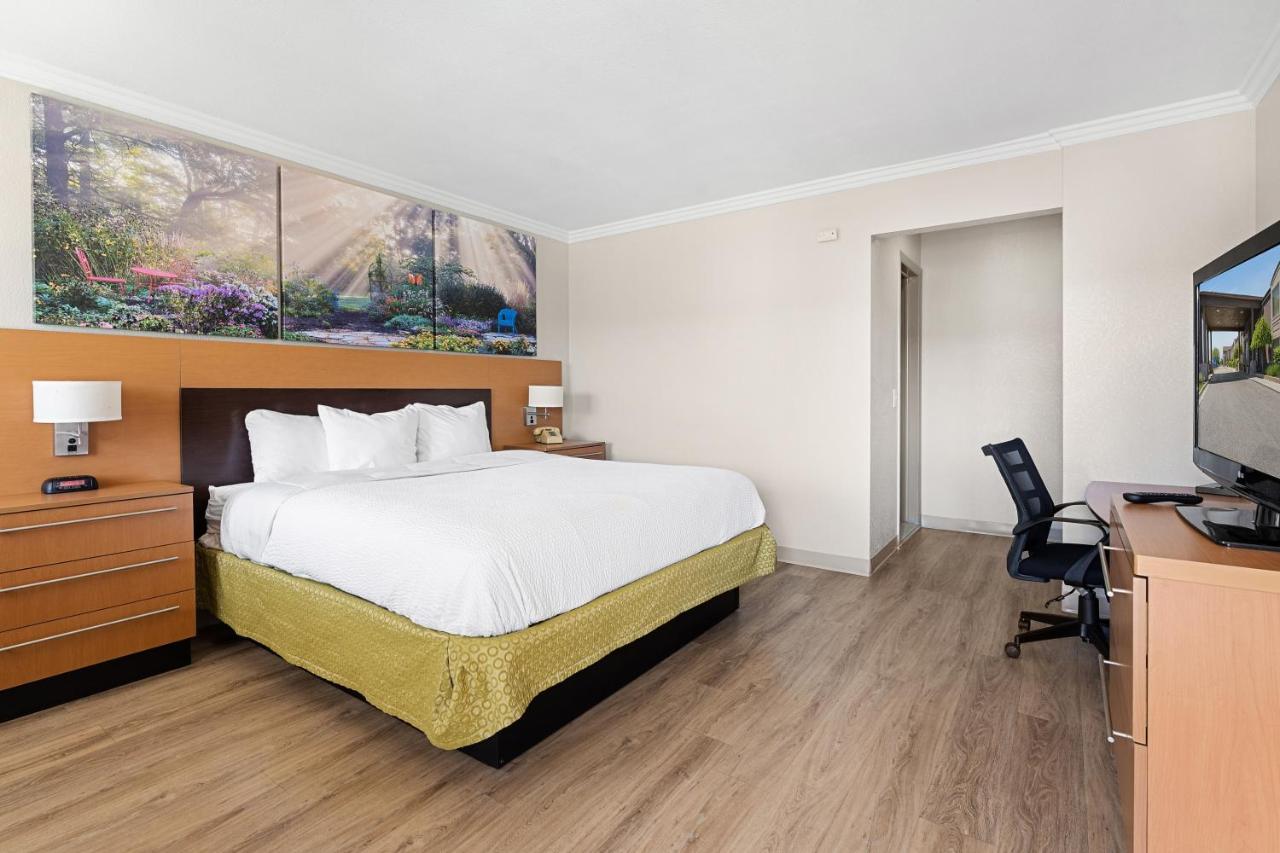 Days Inn & Suites By Wyndham Roseville/Detroit Area Εξωτερικό φωτογραφία