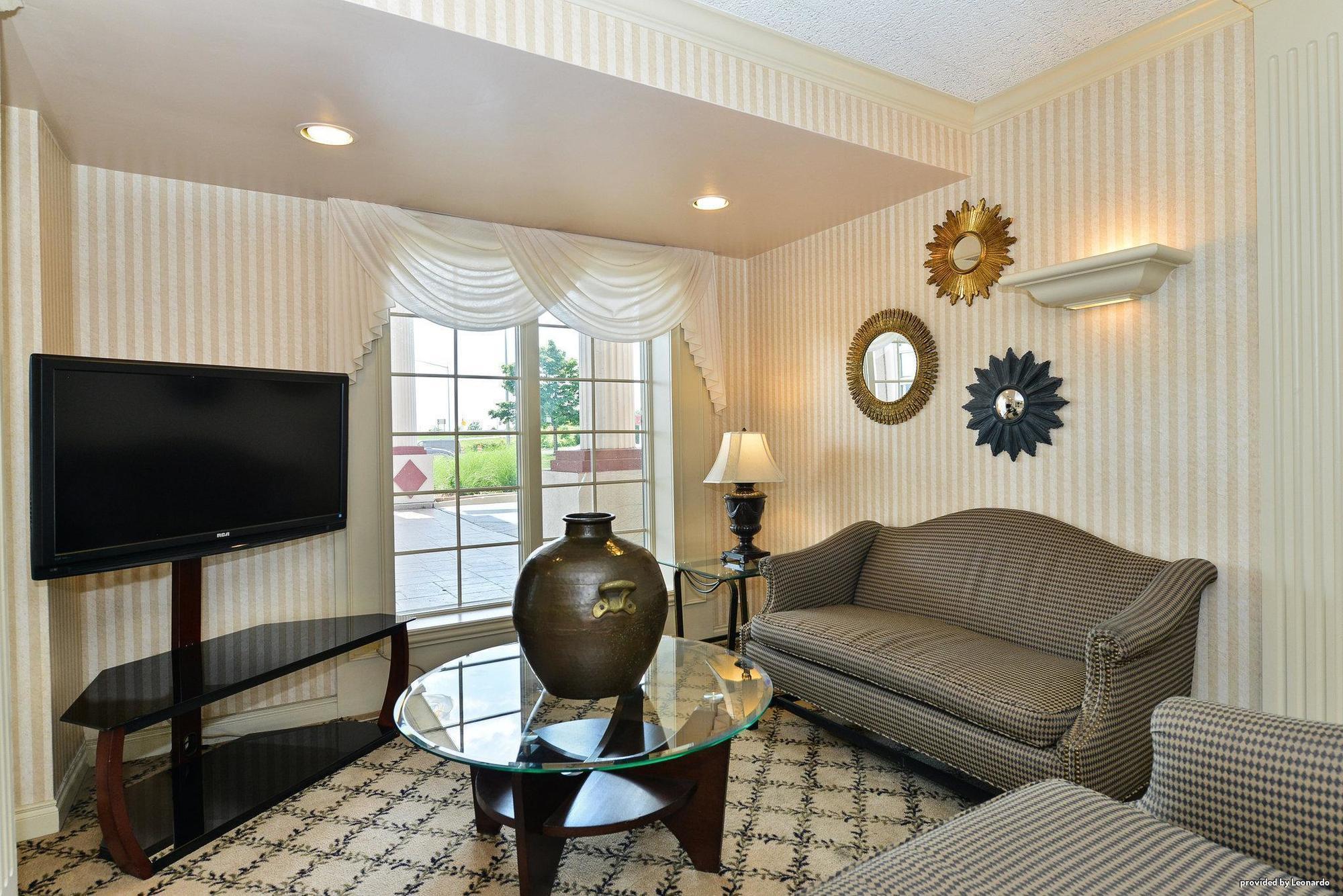 Days Inn & Suites By Wyndham Roseville/Detroit Area Εξωτερικό φωτογραφία