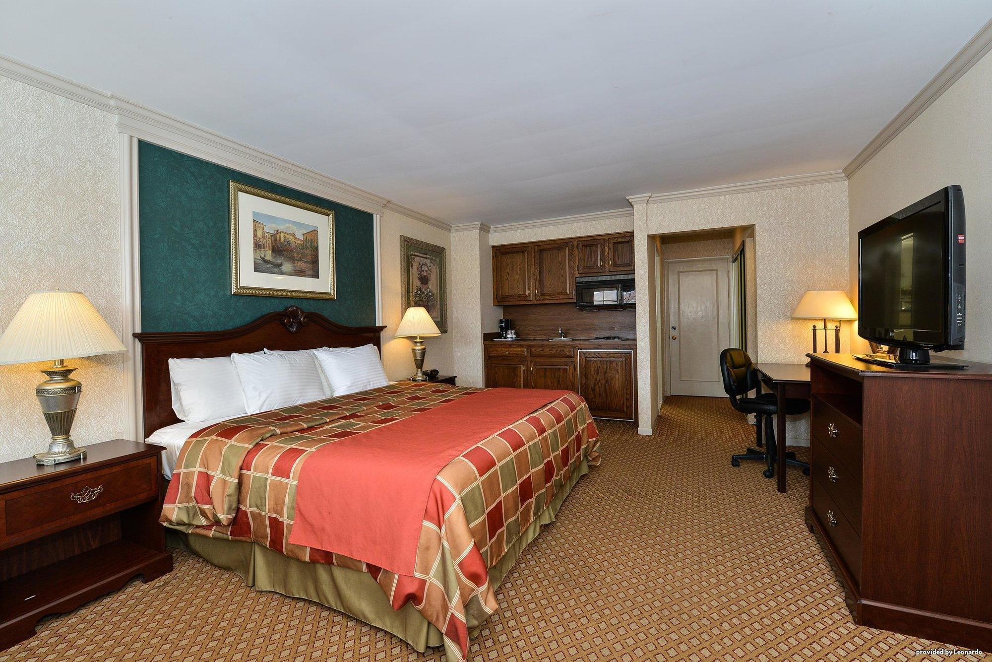 Days Inn & Suites By Wyndham Roseville/Detroit Area Εξωτερικό φωτογραφία