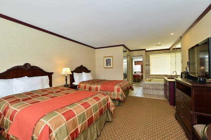 Days Inn & Suites By Wyndham Roseville/Detroit Area Εξωτερικό φωτογραφία