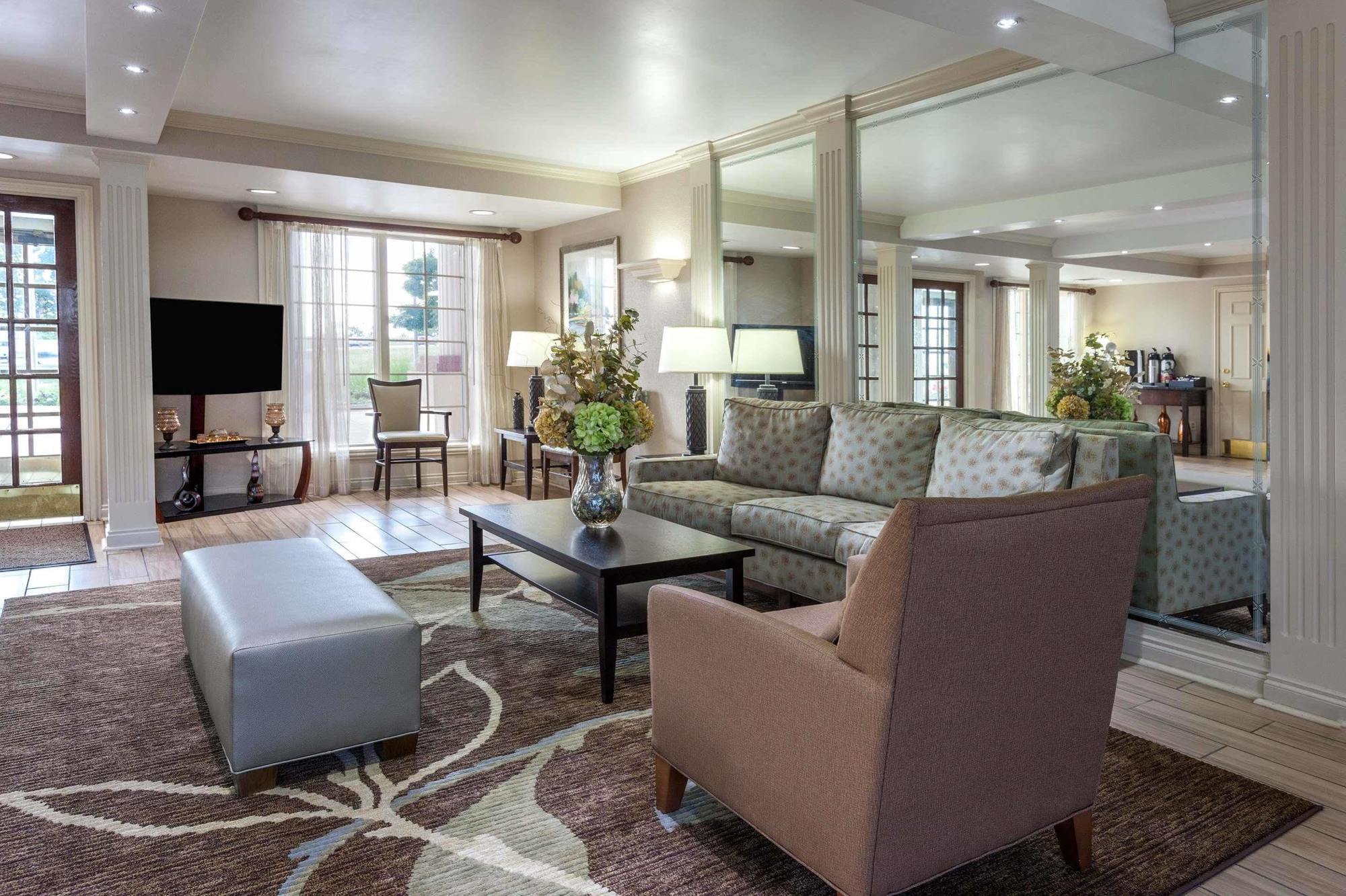 Days Inn & Suites By Wyndham Roseville/Detroit Area Εξωτερικό φωτογραφία