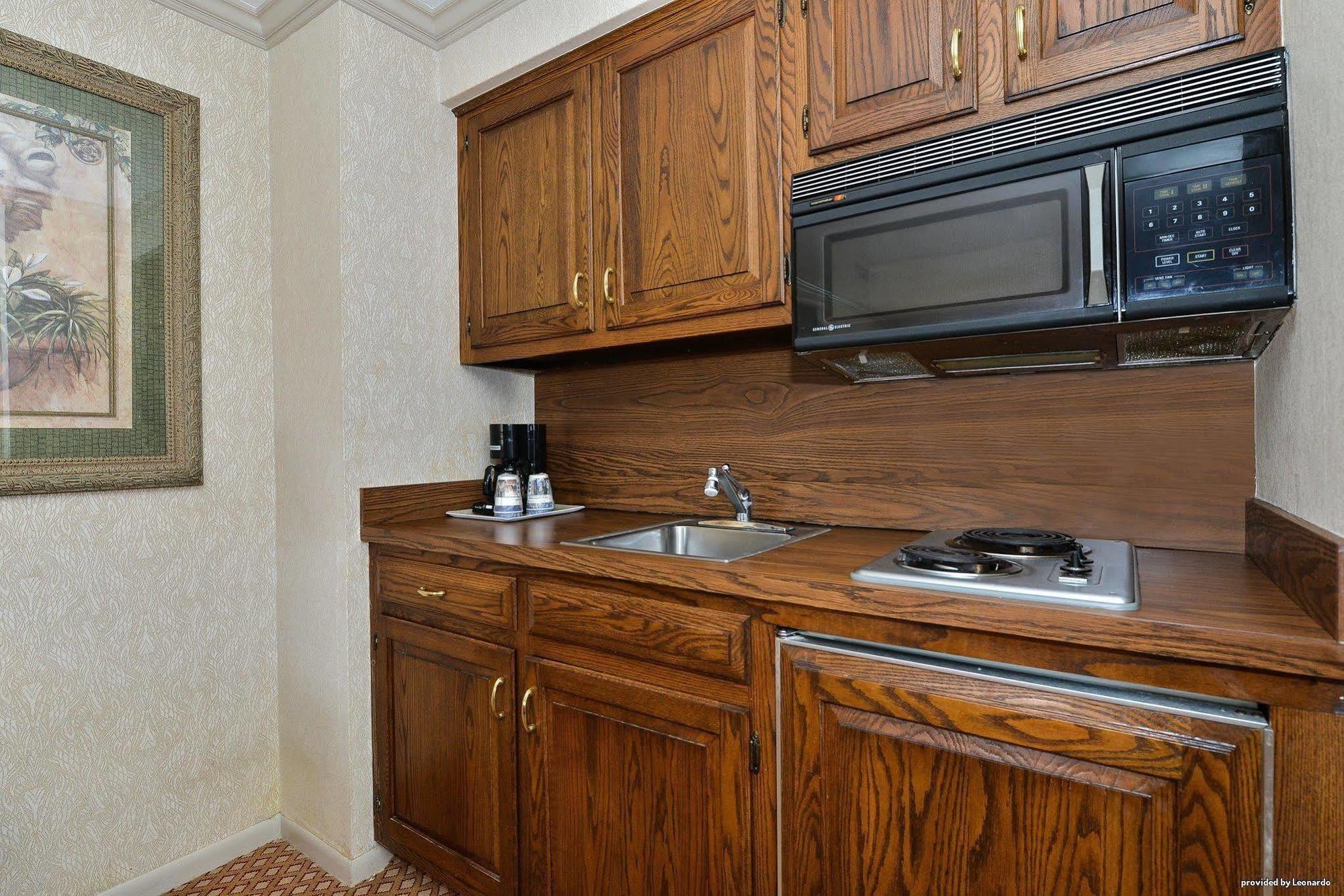 Days Inn & Suites By Wyndham Roseville/Detroit Area Εξωτερικό φωτογραφία